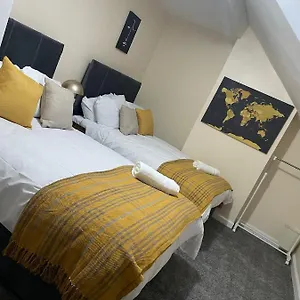  Apartment St House - Sleeps 8! United Kingdom